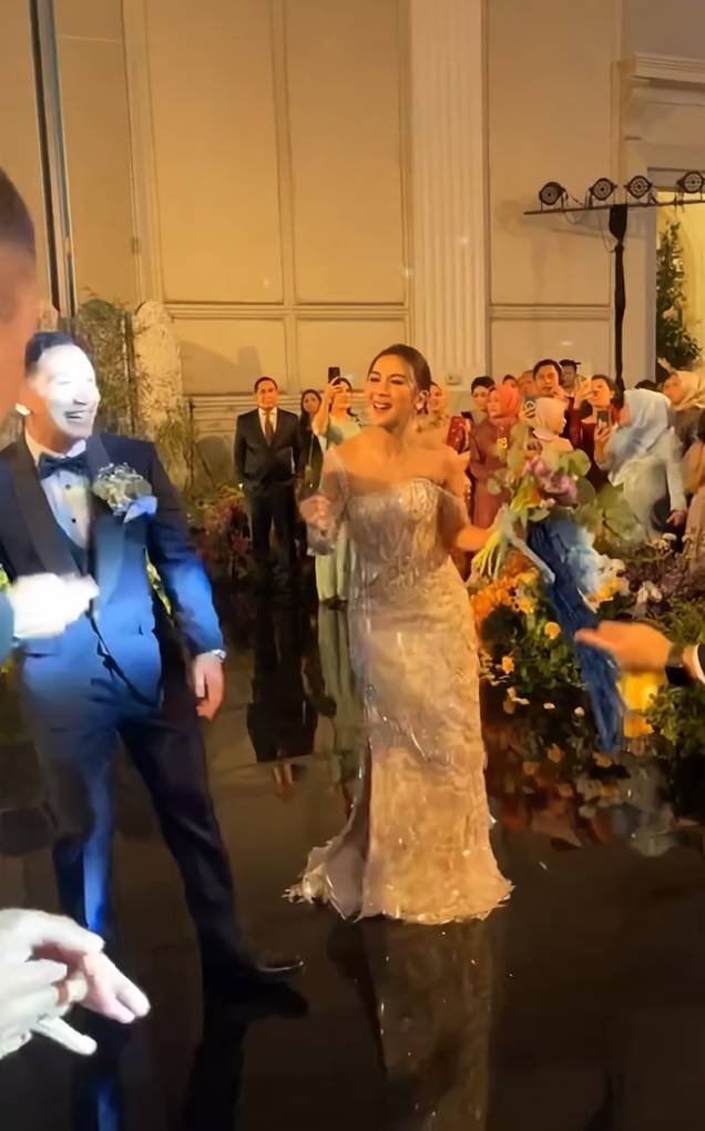 Gaya makeup dan busana resepsi Adinda Thomas (instagram.com/fitaanggriani)