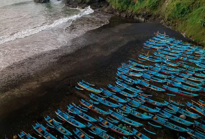 6 Pantai di Kebumen dengan Pemandangan Perahu Nelayan