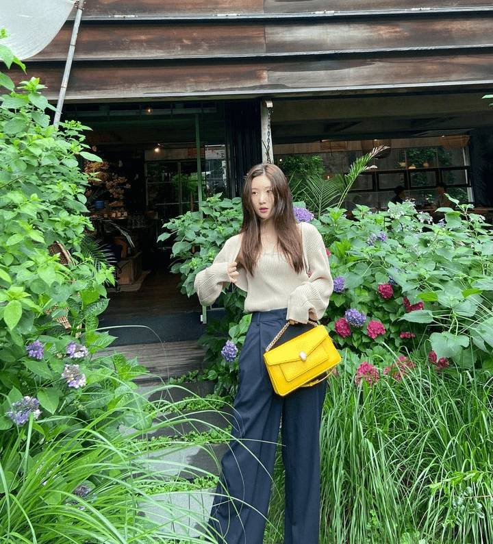 gaya Jung Chae Yeon dengan outfit earth tone (instagram.com/j_chaeyeoni)