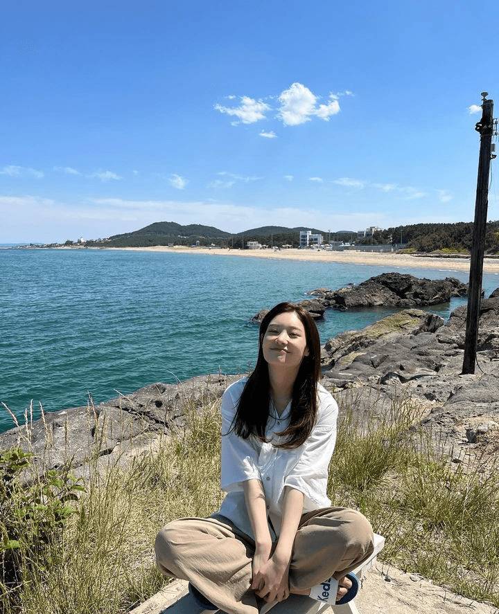 gaya Jung Chae Yeon dengan outfit earth tone (instagram.com/j_chaeyeoni)