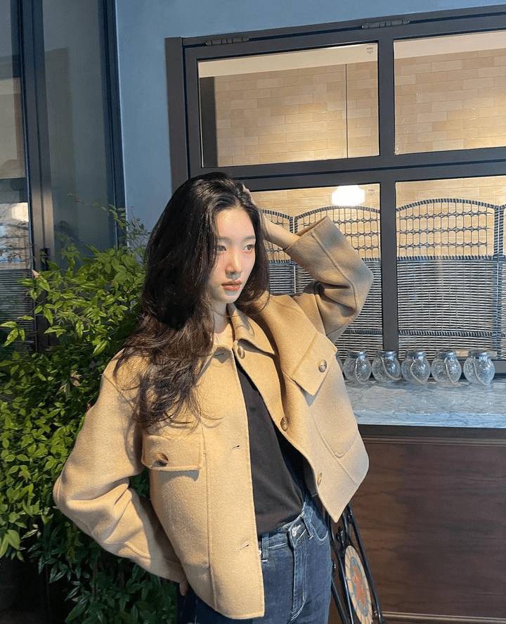 gaya Jung Chae Yeon dengan outfit earth tone (instagram.com/j_chaeyeoni)