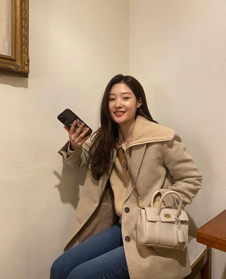 gaya Jung Chae Yeon dengan outfit earth tone (instagram.com/j_chaeyeoni)