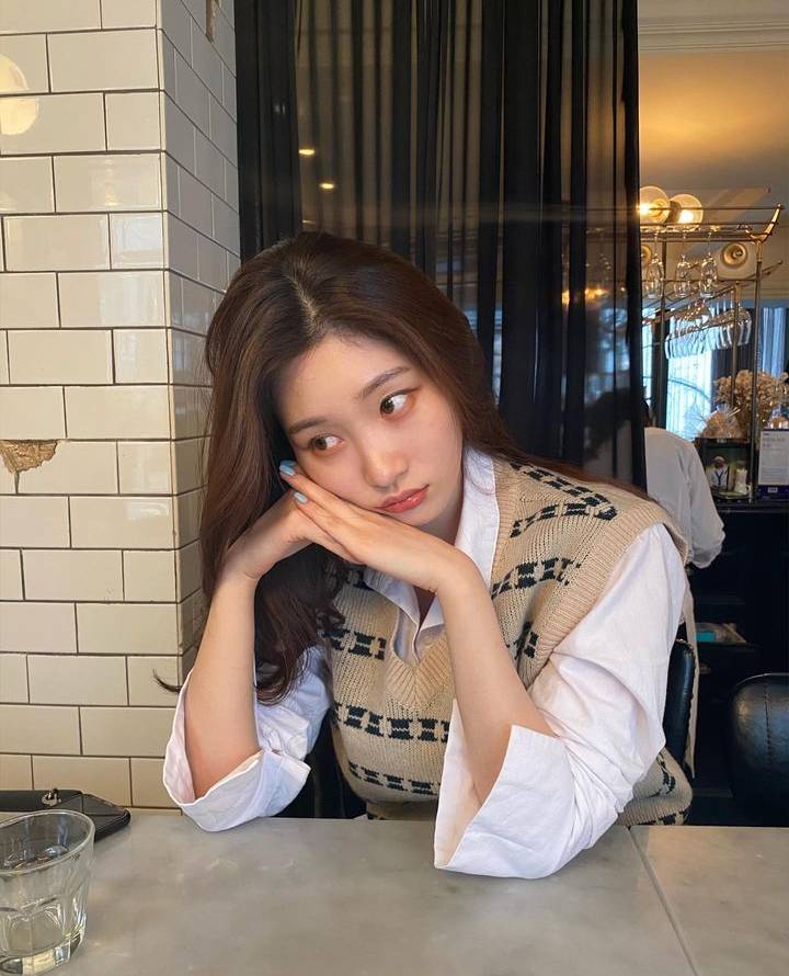 gaya Jung Chae Yeon dengan outfit earth tone (instagram.com/j_chaeyeoni)