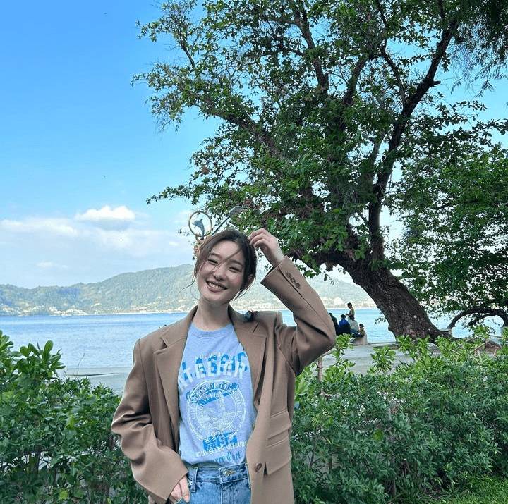 gaya Jung Chae Yeon dengan outfit earth tone (instagram.com/j_chaeyeoni)