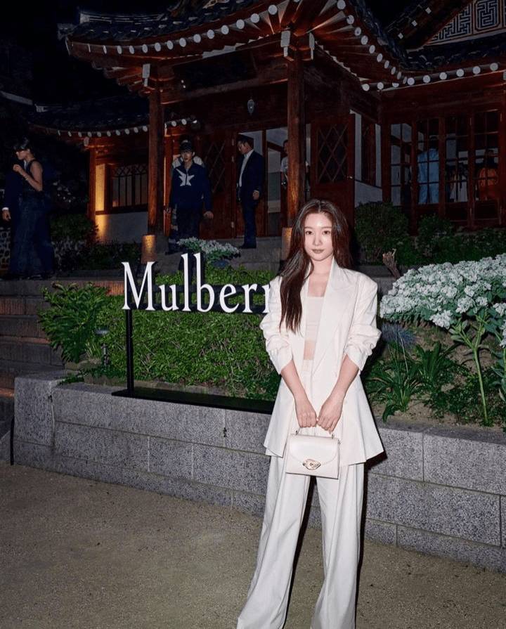 gaya Jung Chae Yeon dengan outfit earth tone (instagram.com/j_chaeyeoni)