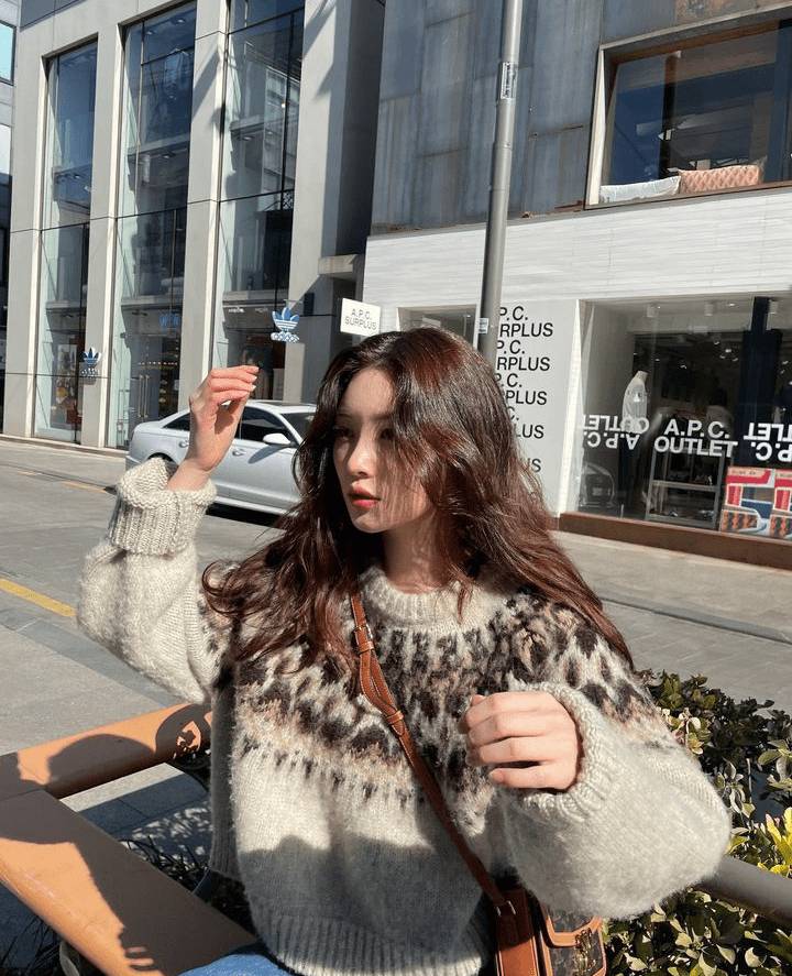 gaya Jung Chae Yeon dengan outfit earth tone (instagram.com/j_chaeyeoni)