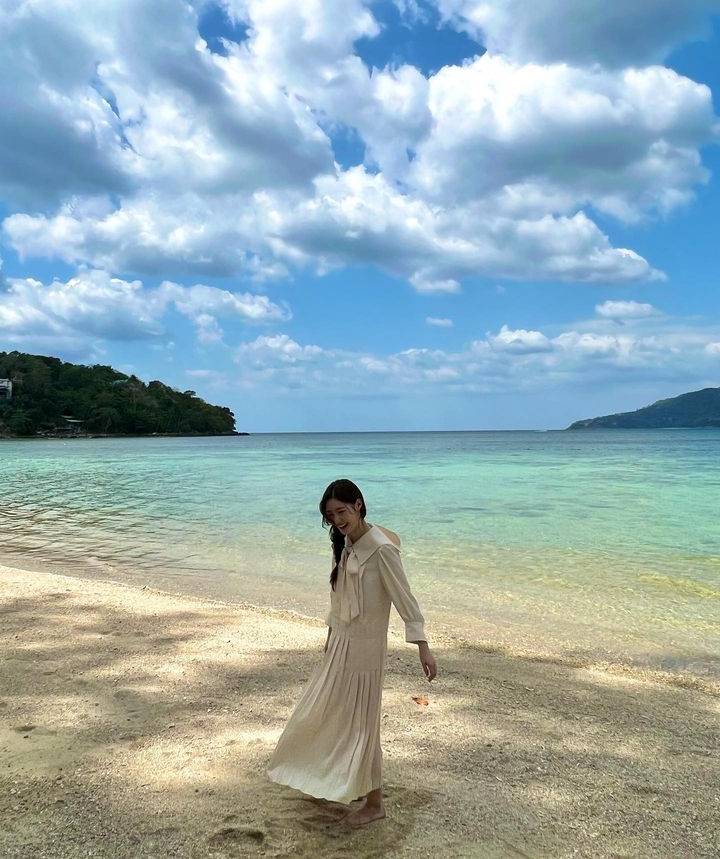gaya Jung Chae Yeon dengan outfit earth tone (instagram.com/j_chaeyeoni)