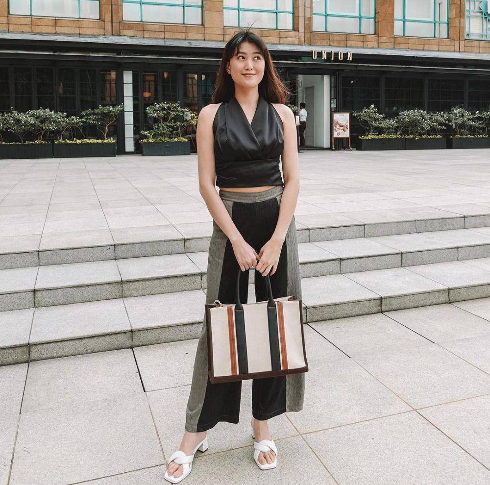 ide outfit pakai sleeveless top ala Natasha Mannuela (instagram.con/natashamannuela)