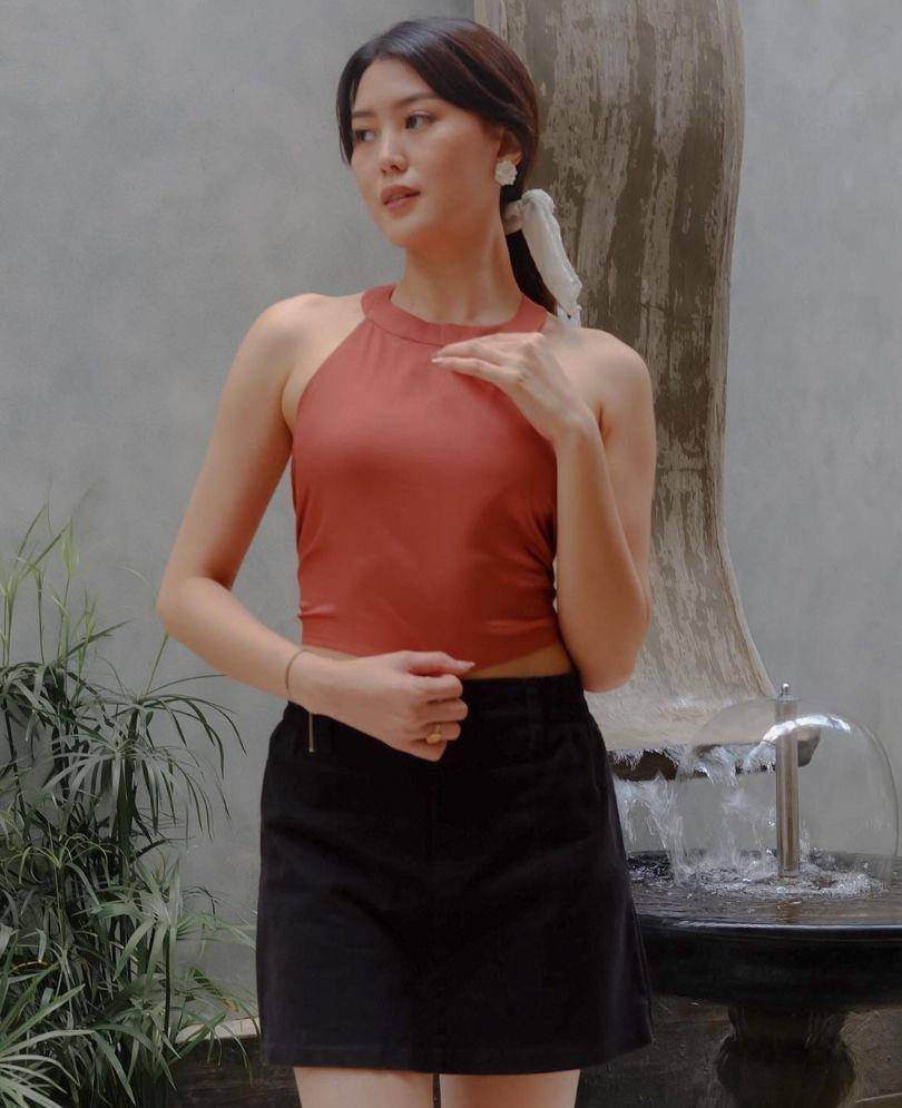 ide outfit pakai sleeveless top ala Natasha Mannuela (instagram.con/natashamannuela)