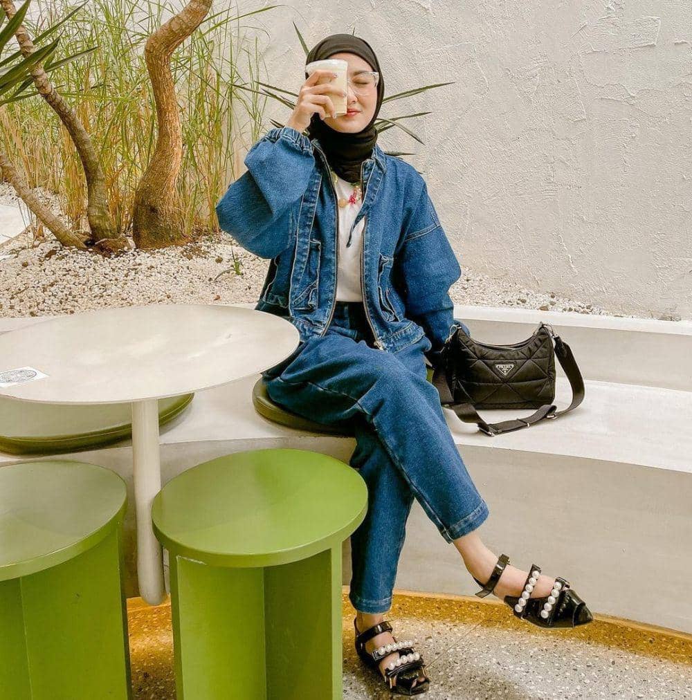 ide outfit pakai denim jacket ala Inas Rana (instagram.com/inasrana)