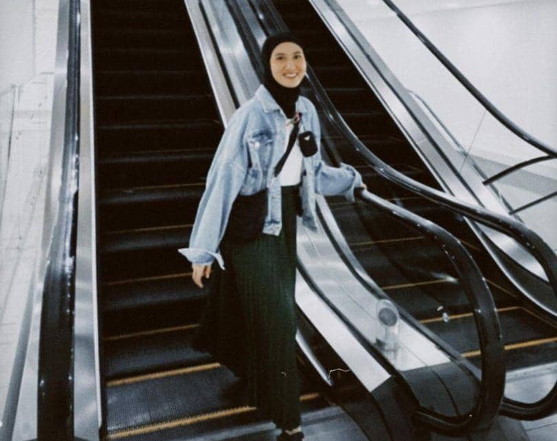 ide outfit pakai denim jacket ala Inas Rana (instagram.com/inasrana)