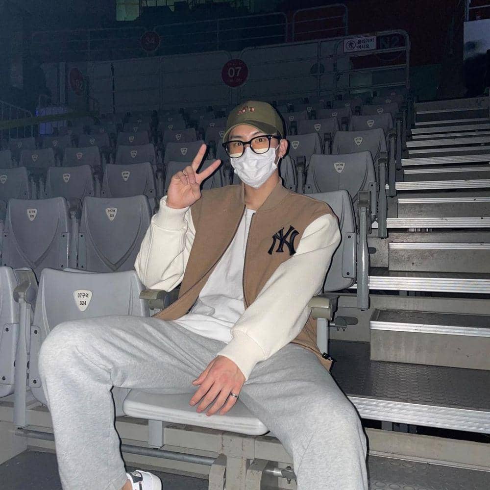 jaket varsity ala Eric THE BOYZ (instagram.com/official_theboyz)