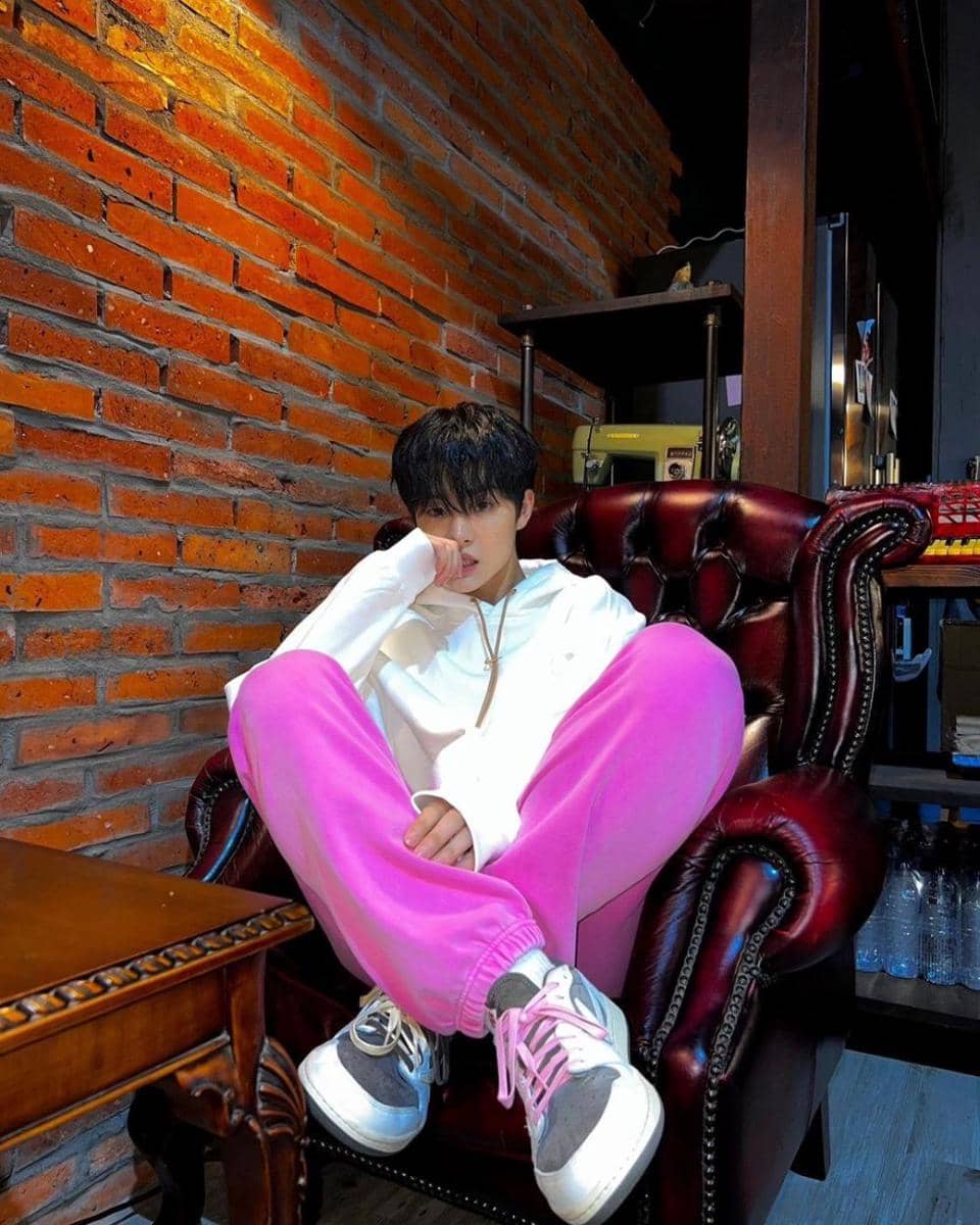 outfit cerah ala Jihoon TREASURE (instagram.com/yg_treasure_official)
