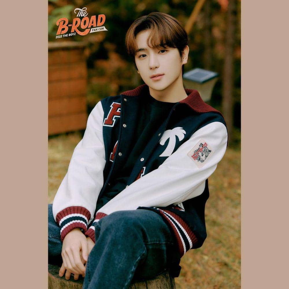 jaket varsity ala Hyunjae THE BOYZ (instagram.com/official_theboyz)