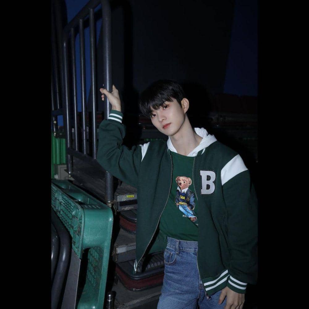 jaket varsity ala Changmin THE BOYZ (instagram.com/official_theboyz)