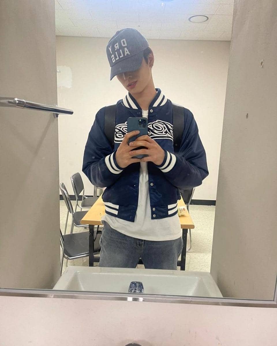 jaket varsity ala Juyeon THE BOYZ (instagram.com/official_theboyz)