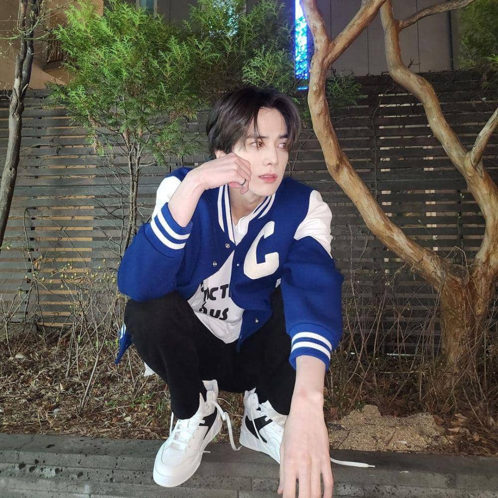 jaket varsity ala Younghoon THE BOYZ (instagram.com/official_theboyz)