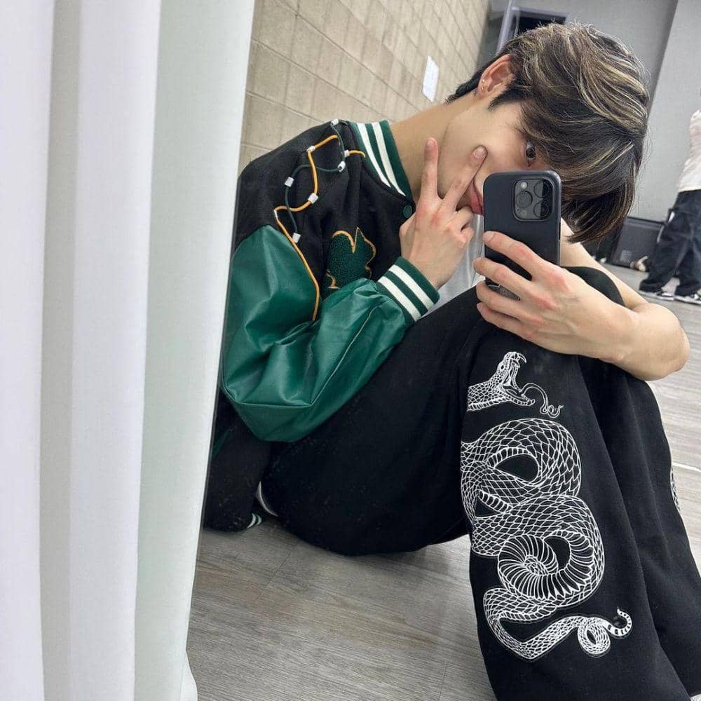 jaket varsity ala Kevin THE BOYZ (instagram.com/official_theboyz)