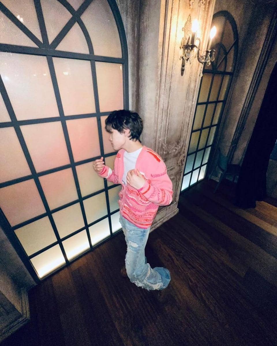 outfit cerah ala Doyoung TREASURE (instagram.com/yg_treasure_official)