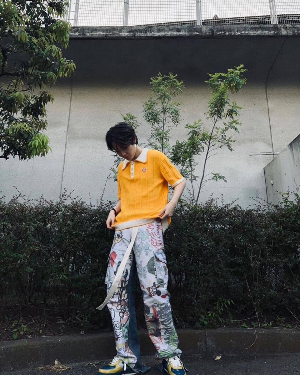 outfit cerah ala Doyoung TREASURE (instagram.com/yg_treasure_official)