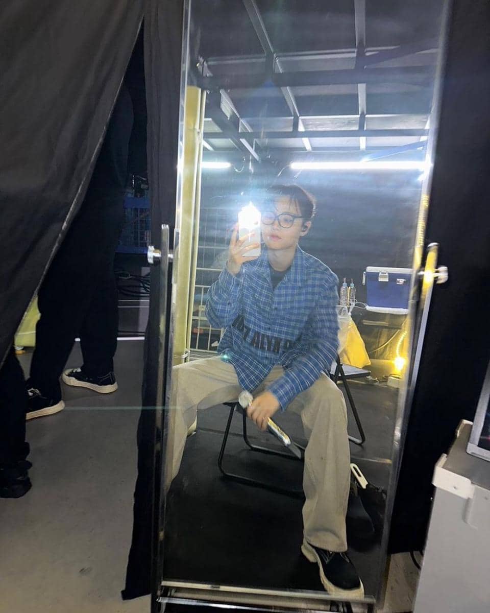 outfit cerah ala Doyoung TREASURE (instagram.com/yg_treasure_official)