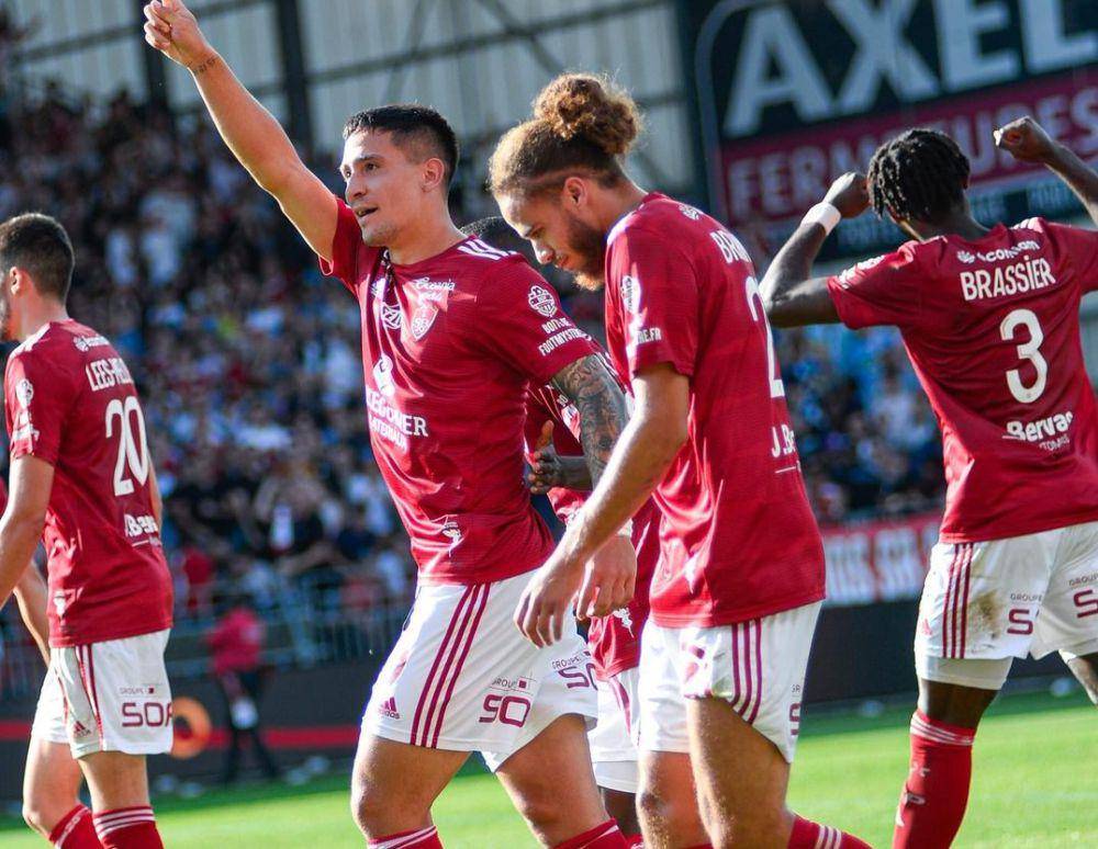 Pemain Stade Brestois 29 saat merayakan gol. (instagram.com/stadebrestois29)