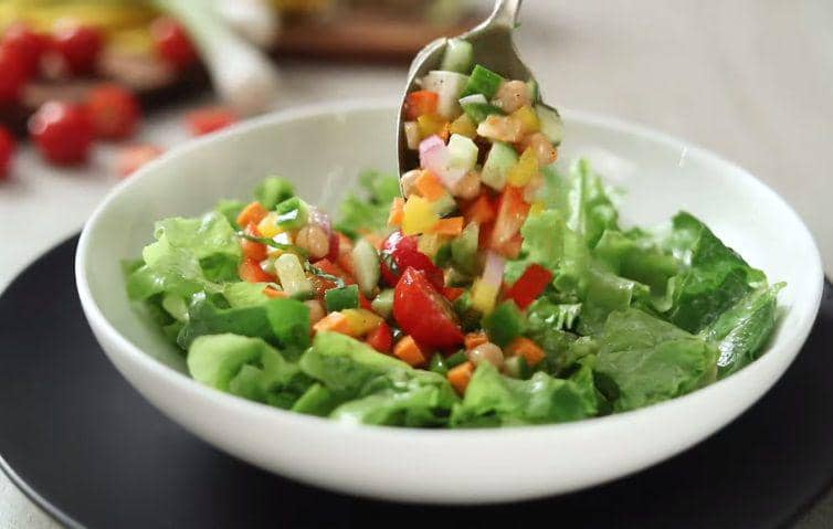 ilustrasi penyajian chopped salad (youtube.com/Sanjeev Kapoor Khazana)