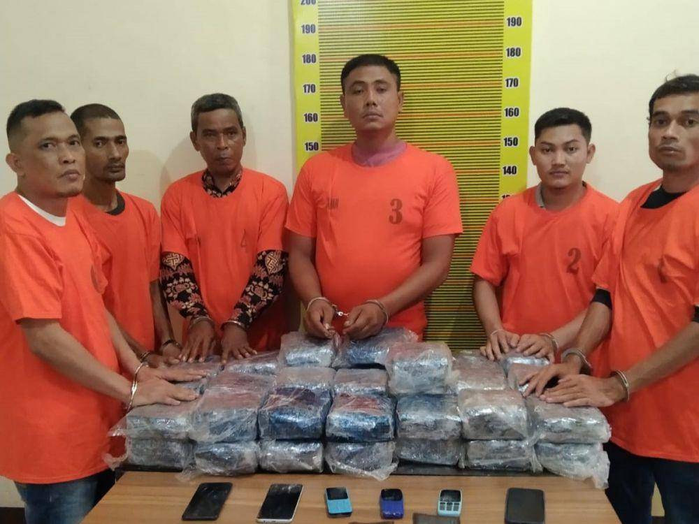 Enam tersangka perdagangan sabu-sabu jaringan internasional yang ditangkap Polda Sumut. (Dok Polda Sumut)