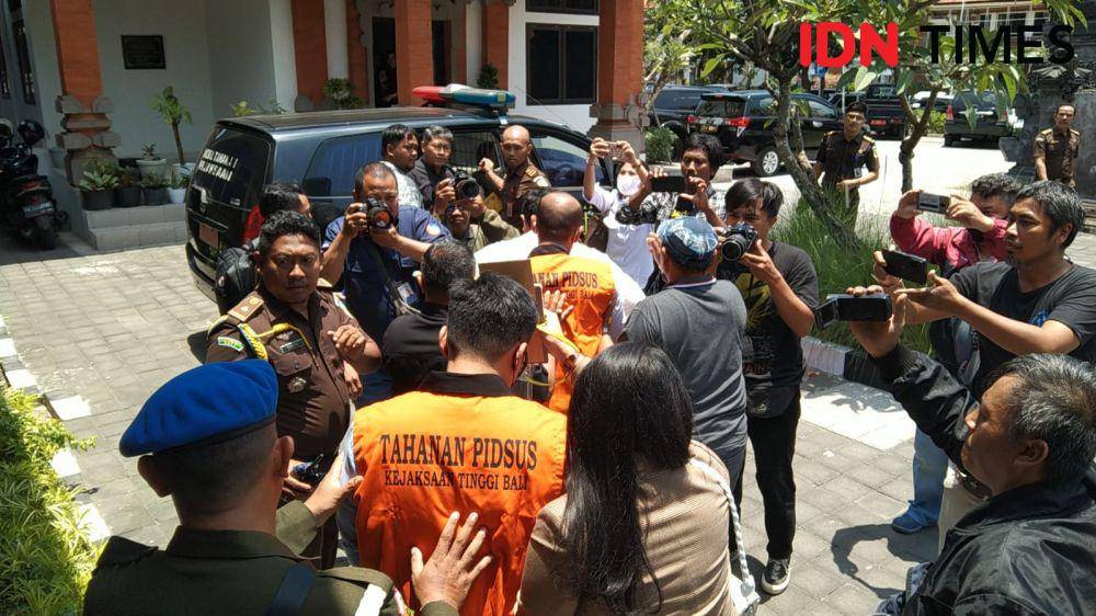Para tersangka kasus korupsi dana SPI Universitas Udayana (Unud) resmi ditahan, Senin (9/10/2023). (IDN Times/Ayu Afria)