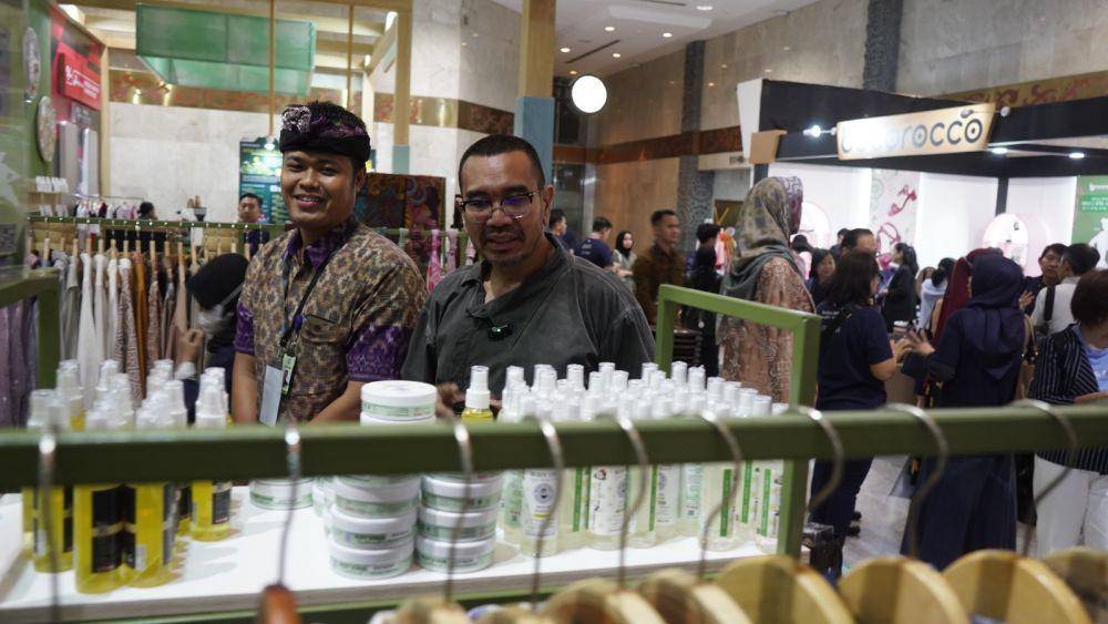 Staf Khusus III Kementerian BUMN, Arya Sinulingga saat mengunjungi booth Rumah BUMN. (Dok. Hutama Karya)