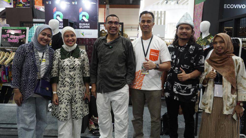 Staf Khusus III Kementerian BUMN, Arya Sinulingga saat mengunjungi booth Rumah BUMN. (Dok. Hutama Karya)