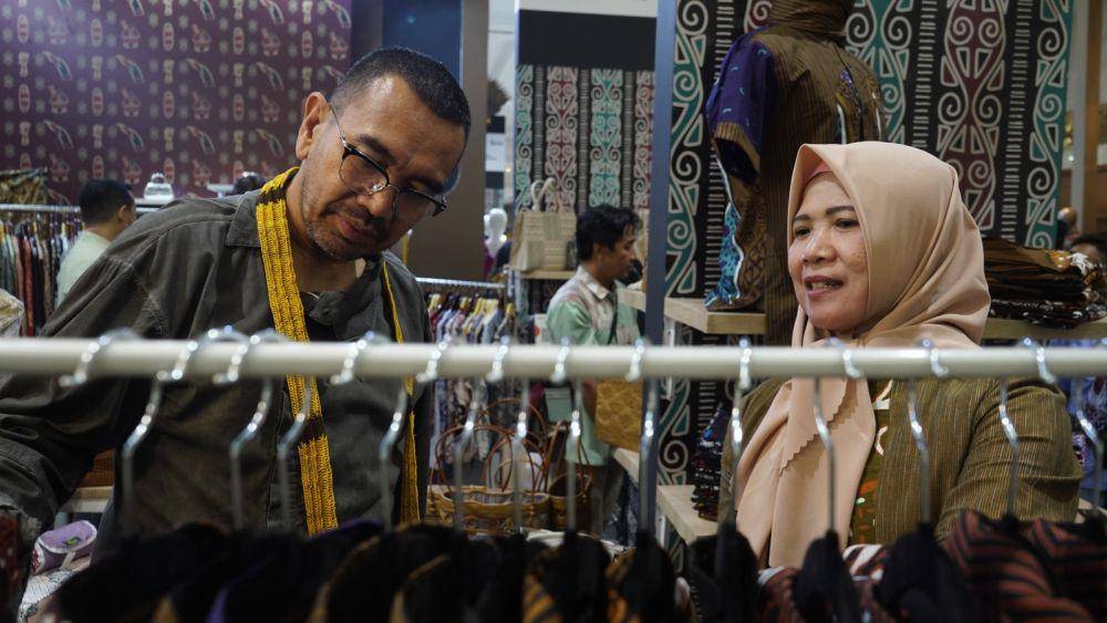 Staf Khusus III Kementerian BUMN, Arya Sinulingga saat mengunjungi booth Rumah BUMN. (Dok. Hutama Karya)