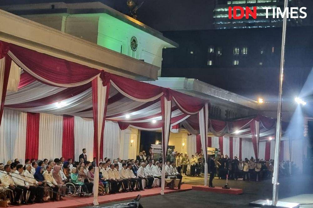 Presiden Jokowi memimpin upacara parade senja dan penurunan bendara di Lapangan Bela Negara Kemenhan pada Senin (9/10/2023). (IDN Times/Ilman Nafi'an)