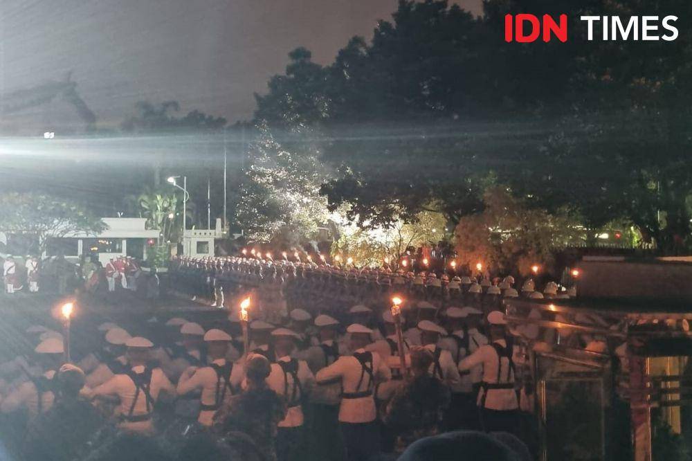 Presiden Jokowi memimpin upacara parade senja dan penurunan bendara di Lapangan Bela Negara Kemenhan pada Senin (9/10/2023). (IDN Times/Ilman Nafi'an)