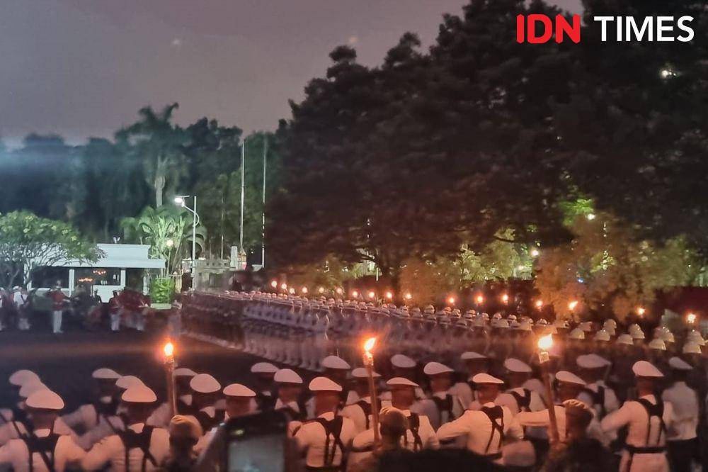 Presiden Jokowi memimpin upacara parade senja dan penurunan bendara di Lapangan Bela Negara Kemenhan pada Senin (9/10/2023). (IDN Times/Ilman Nafi'an)