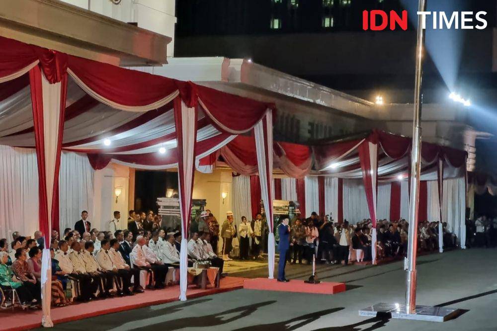 Presiden Jokowi memimpin upacara parade senja dan penurunan bendara di Lapangan Bela Negara Kemenhan pada Senin (9/10/2023). (IDN Times/Ilman Nafi'an)