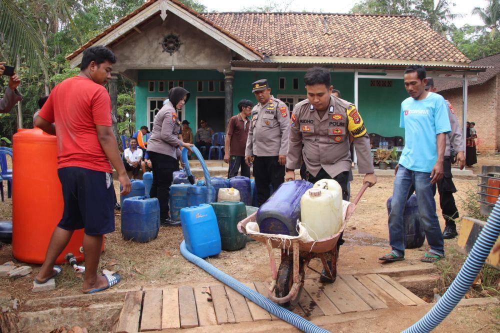 bantuan air bersih kepada warga terdampak kekeringan di Dusun IV Pekon (Desa) Pandansurat, Kecamatan Sukoharjo, Kabupaten Pringsewu, Senin (9/10/2023). (Dok. Polres Pringsewu).