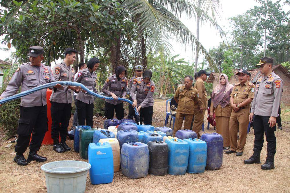 bantuan air bersih kepada warga terdampak kekeringan di Dusun IV Pekon (Desa) Pandansurat, Kecamatan Sukoharjo, Kabupaten Pringsewu, Senin (9/10/2023). (Dok. Polres Pringsewu).