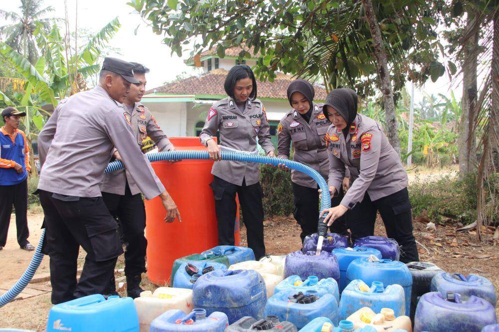bantuan air bersih kepada warga terdampak kekeringan di Dusun IV Pekon (Desa) Pandansurat, Kecamatan Sukoharjo, Kabupaten Pringsewu, Senin (9/10/2023). (Dok. Polres Pringsewu).