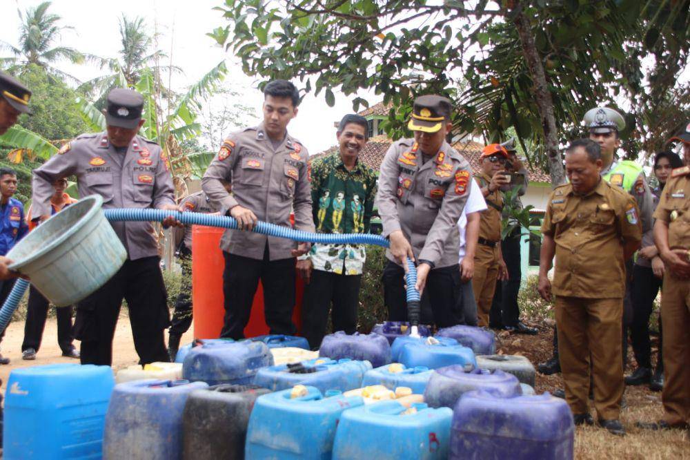 bantuan air bersih kepada warga terdampak kekeringan di Dusun IV Pekon (Desa) Pandansurat, Kecamatan Sukoharjo, Kabupaten Pringsewu, Senin (9/10/2023). (Dok. Polres Pringsewu).