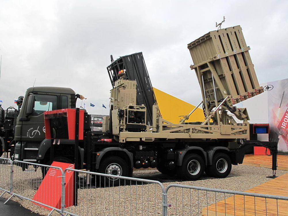 iron dome Israel saat dipamerkan pada Paris Air Show 2013 (Wikimedia Commons/Tangopaso)