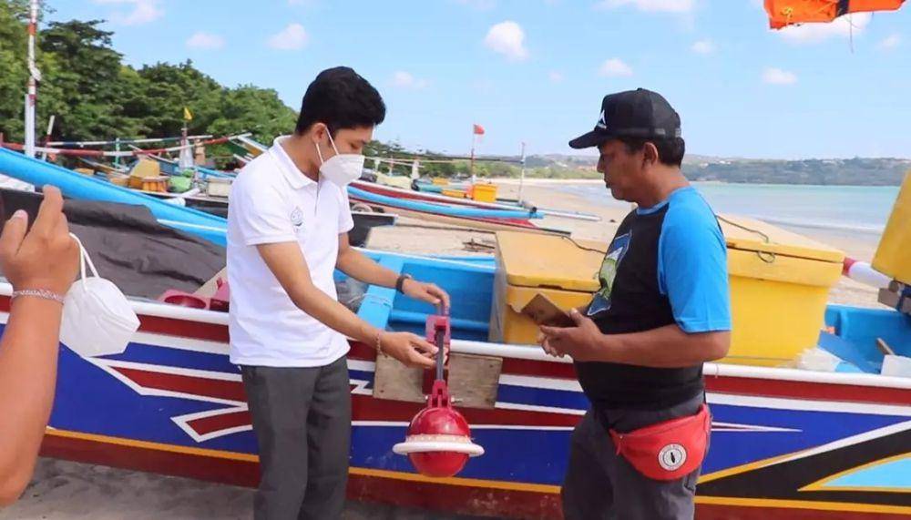 Merta Yoga memperkenalkan Patriot kepada nelayan. (fishgo.id)