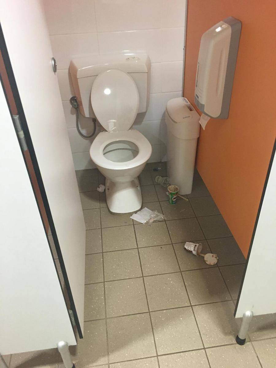 potret momen ngeselin di kantin sekolah (reddit.com/user/Llamacorn21)