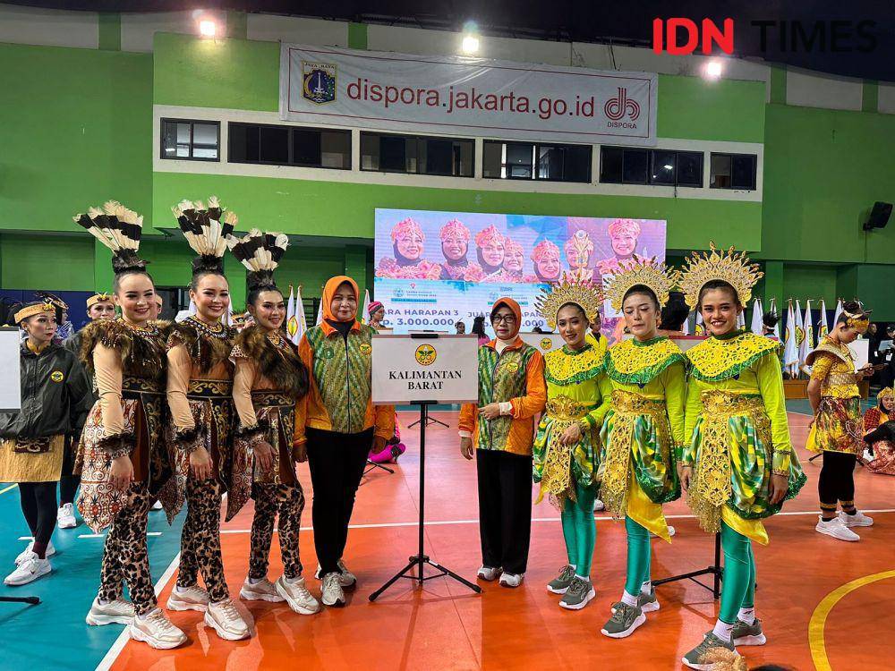 Atlet senam kreasi asal Kalbar bawakan kostum dayak dan melayu Pontianak. (IDN Times/Teri).