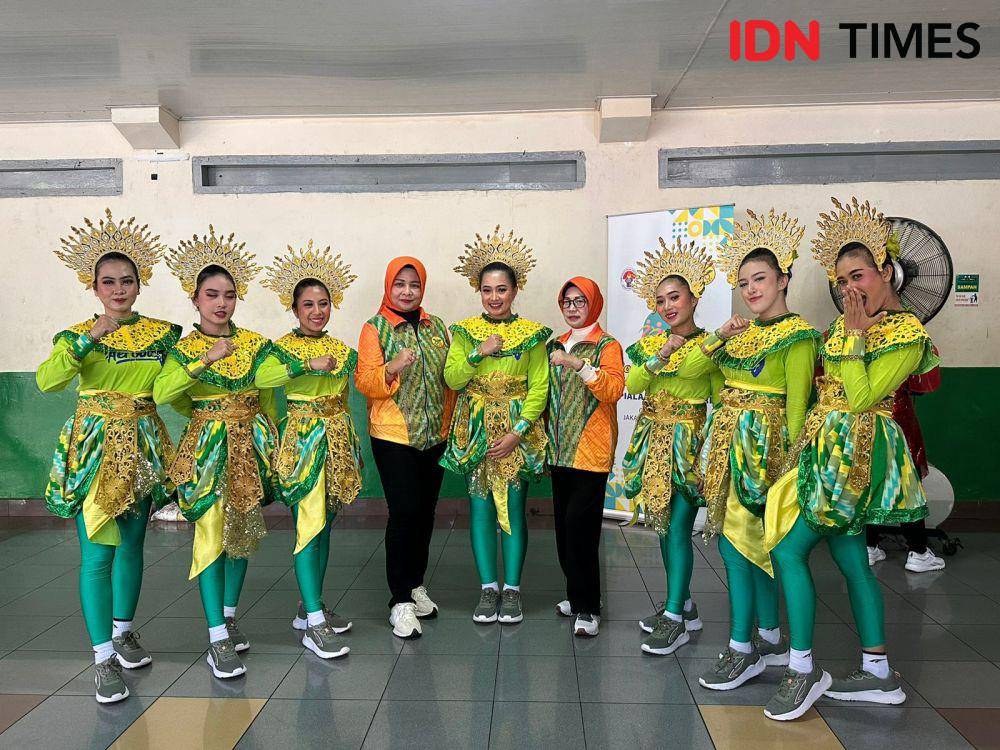 Tim Sport Tourism kenakan kostum tema melayu dengan memadukan kain tenun Sambas. (IDN Times/Teri).