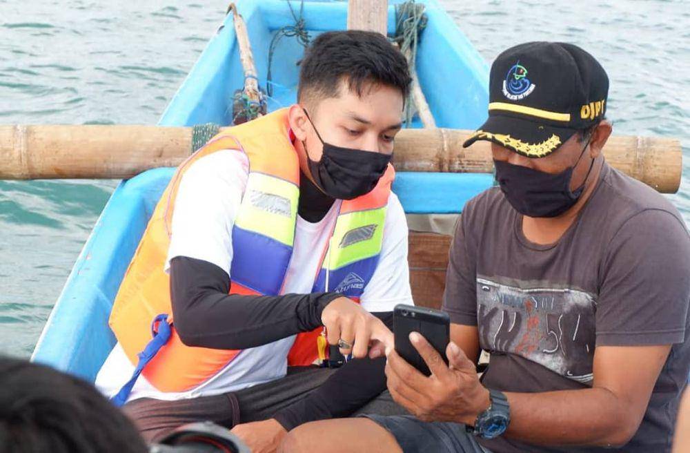 Merta Yoga membantu nelayan menggunakan Fish Go. (instagram.com/mertayogapr)