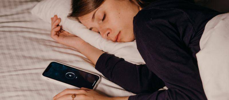 Ilustrasi wanita tidur disamping handphone (pexels.com/Polina Kovaleva)