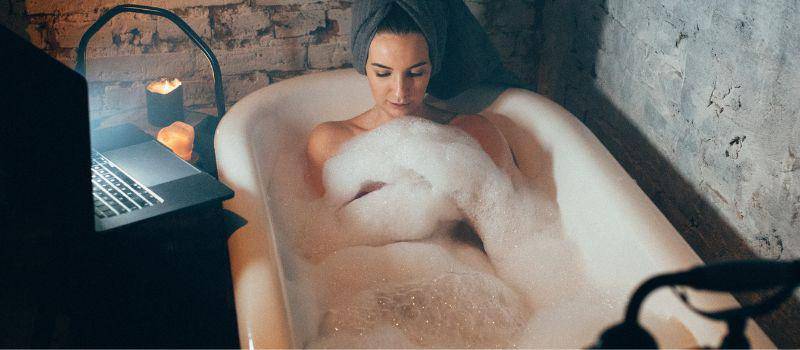 Ilustrasi wanita berendam (pexels.com/KoolShooters)