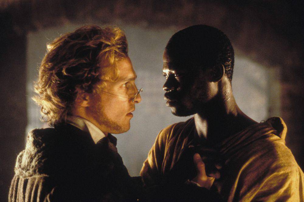 Matthew McConaughey dan Djimon Hounsou dalam film Amistad (dok. DreamWorks Pictures/Amistad)