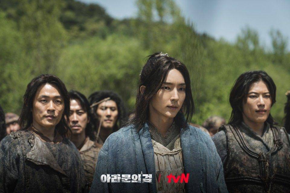 cuplikan Shin Joo Hwan, Lee Joon Gi, dan Lee Hae Woon di drakor Arthdal Chronicles: The Sword of Aramun (dok. tvN/Arthdal Chronicles: The Sword of Aramun)